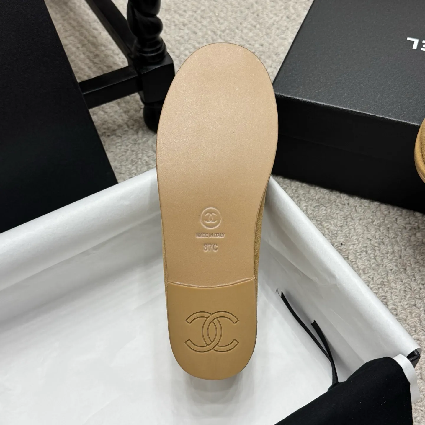 👟👟Ex-factory price 600👟👟 Classic model 🇨🇳ChaneL 25K Teddy fur loafers Simple and high-end design, super versatile! Double C logo embellishment! Imported suede has the texture of natural animal leather visible to the naked eye! The top version is stress-free when entering and exiting the cabinet. It has a bookish texture on the feet and feels great on the feet. Versatile item. ✅Upper: Customized imported suede. ✅Inner lining: imported lamb wool. ✅Outsole: imported genuine leather. ✅Size: 35-40. ✅Comes with a full set of packaging.